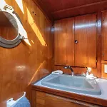ספינת מלון Quo Vadis Yacht In Harbor *