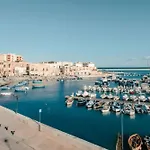 Quo Vadis Yacht In Harbor ספינת מלון