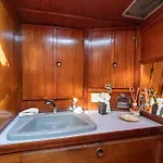 ספינת מלון Quo Vadis Yacht In Harbor