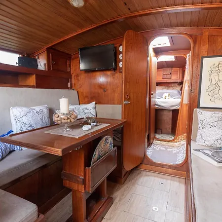 Quo Vadis Yacht In Harbor Ботель