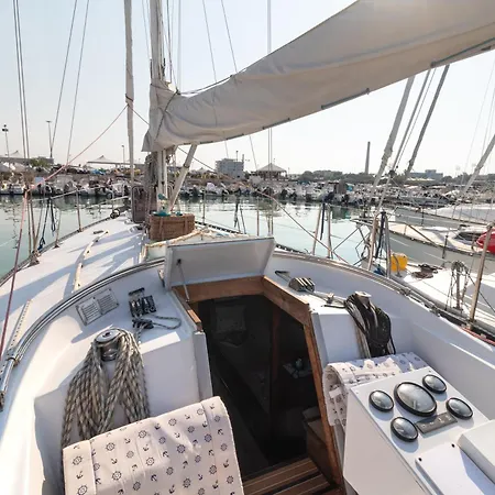 Quo Vadis Yacht In Harbor Ботель *