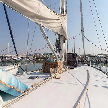 Quo Vadis Yacht In Harbor Ботель *