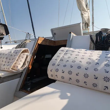 Quo Vadis Yacht In Harbor * Бішельє