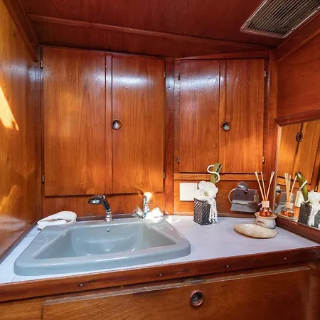 Quo Vadis Yacht In Harbor Bådhotel