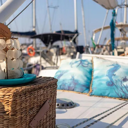 Quo Vadis Yacht In Harbor Botel *