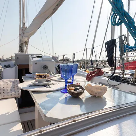 ספינת מלון Quo Vadis Yacht In Harbor
