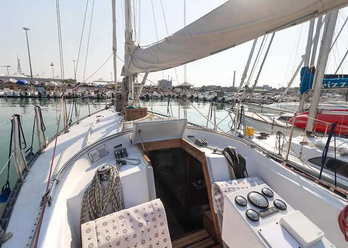 Quo Vadis Yacht In Harbor Botel *