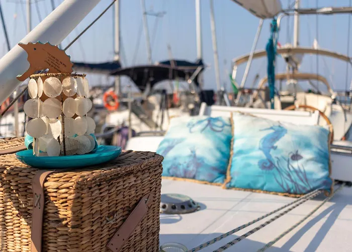 Quo Vadis Yacht In Harbor Botel *